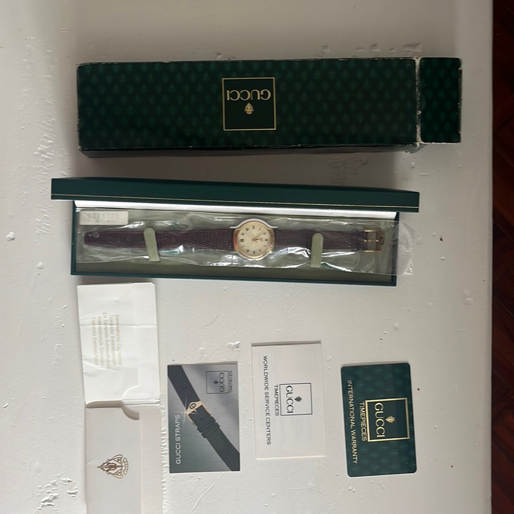 Vintage Gucci Men’s Mondale watch 8000M brand new battery 2/2024